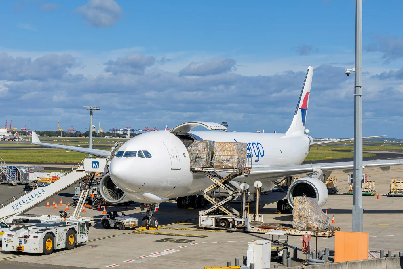 Un avion cargo et son chargement sur le tarmac