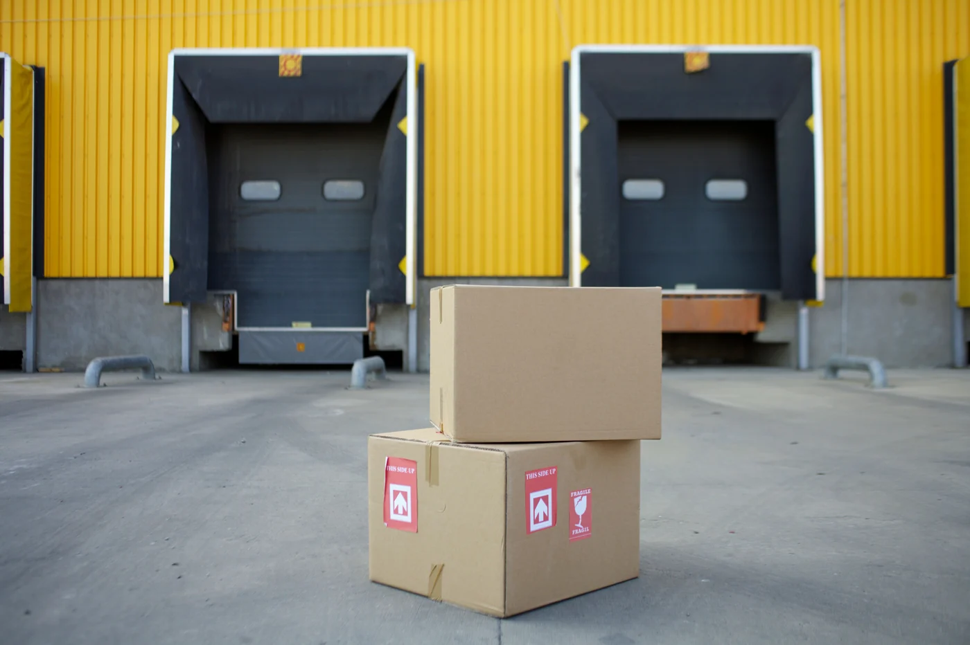 Des cartons devant les quais d’un entrepôt