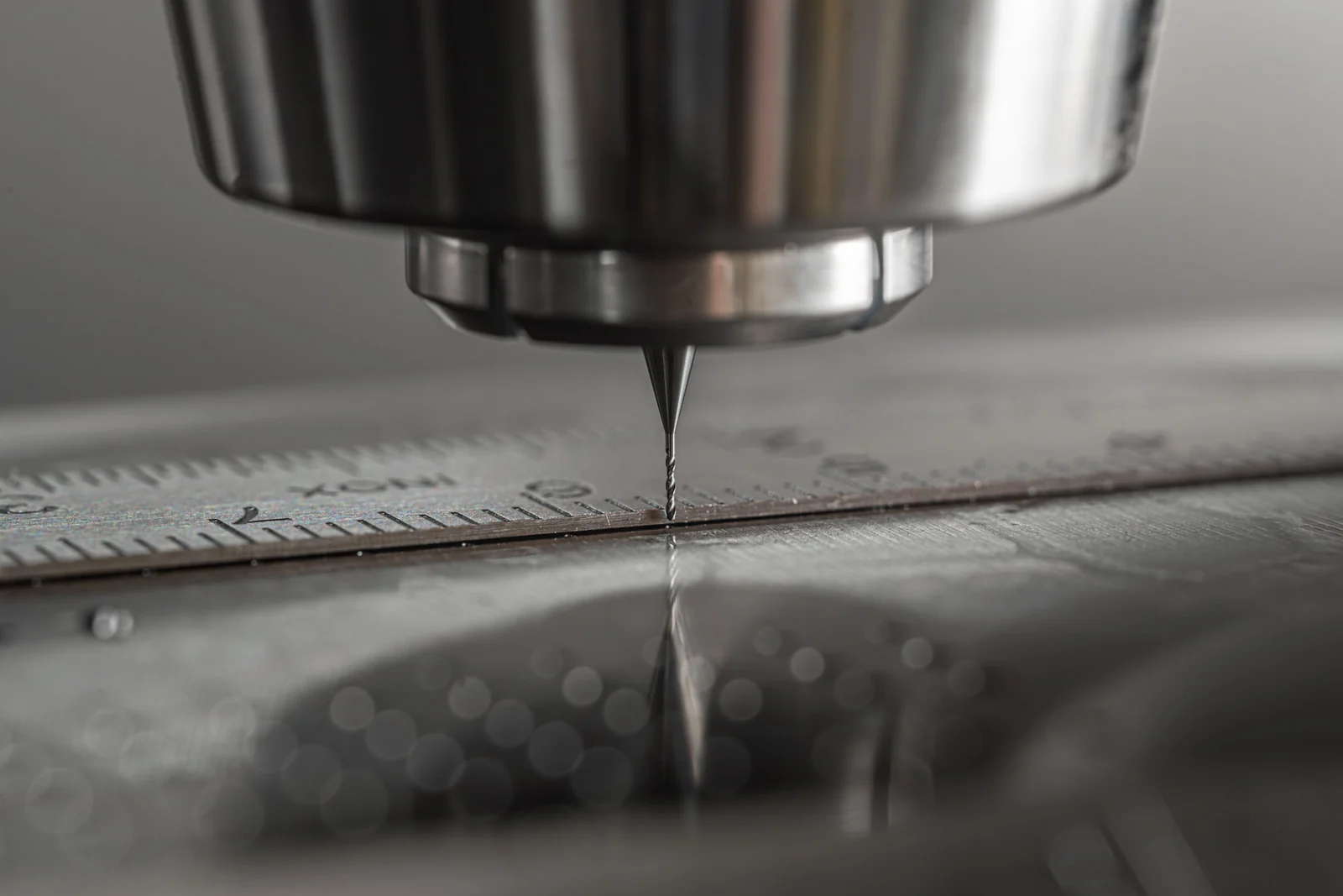 Usinage de précision d’une pièce métallique sur une machine CNC