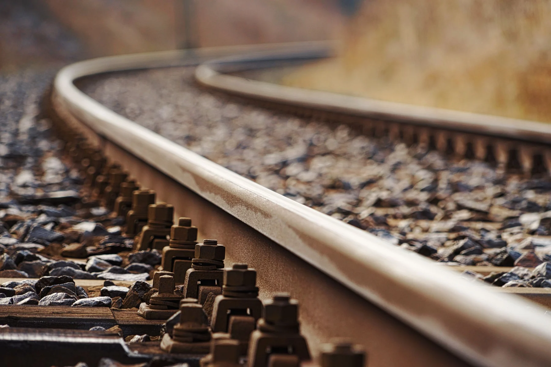 Gros plan de rails et de leurs attaches